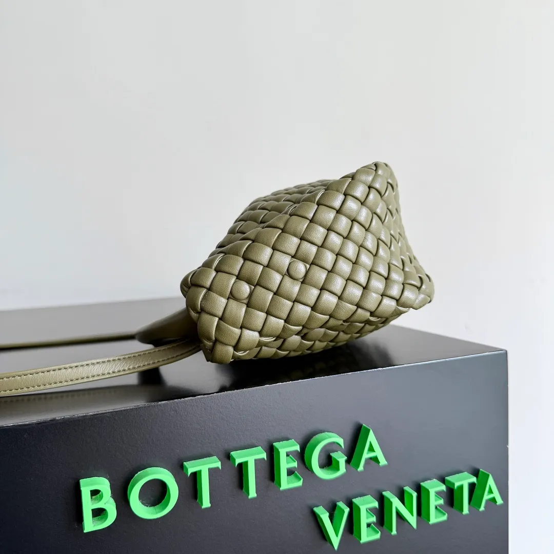 Batch 1760 BOTTEGA VENETA's new mini COBBLE bag. This season's mini Cobble series brings a new style of handbag. The body of the bag resembles the shape of a "Yuanbao", giving you good luck throughout autumn and winter! This Yuanbao bag is made of three pieces of quilted cotton and has an unlined body, showing its quiet power. The bag is carefully designed to create a three-dimensional look. The joints and edges are decorated with lambskin strips to create a sense of simplicity. The handbag is not lined, so you can directly appreciate the consistent lambskin on the outside and inside. It is beautiful both inside and outside. The top handle of this handbag is made of leather-wrapped rope and is quite sturdy. The detachable shoulder strap is secured by a leather buckle inside the bag. Can be carried by hand, carried on the shoulder or cross-body, very easy to match! Style number: 805739 Size: 23*11*8cm